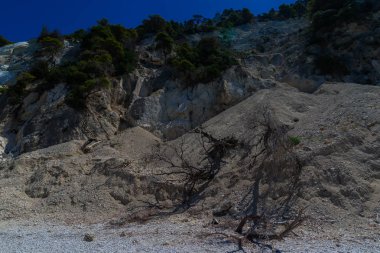 Plajda, doğal arka plan büyük uçurum.
