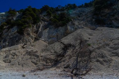 Plajda, doğal arka plan büyük uçurum.