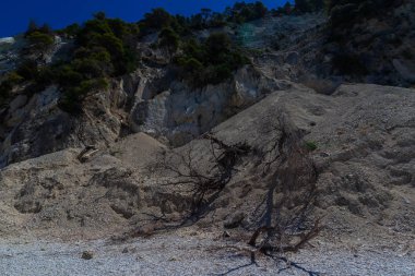 Plajda, doğal arka plan büyük uçurum.