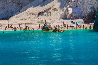 insanlar okyanus su, kum plajındaki rahatlatıcı 