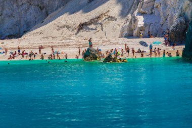 insanlar okyanus su, kum plajındaki rahatlatıcı 