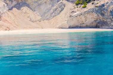 Berrak mavi Denizi çevresinde büyük uçurumun dibinde ayrıntı görünümü.