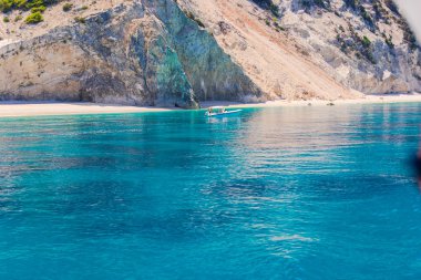 insanlar okyanus su ve rahatlatıcı ile yüzen tekne 