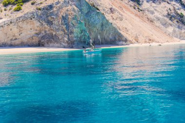 insanlar mavi okyanus su ve rahatlatıcı ile yüzen tekne 
