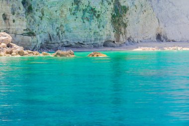 Berrak mavi Denizi çevresinde büyük uçurumun dibinde ayrıntı görünümü.