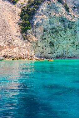 Berrak mavi Denizi çevresinde büyük uçurumun dibinde ayrıntı görünümü.