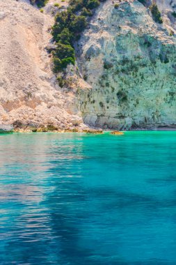 Berrak mavi Denizi çevresinde büyük uçurumun dibinde ayrıntı görünümü.