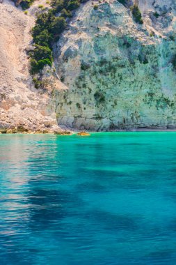 Büyük uçurumun dibinde açık mavi Denizi çevresinde.