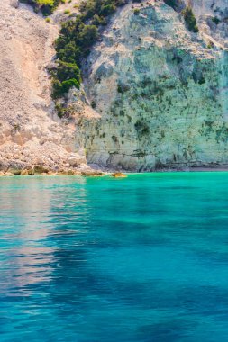 Büyük uçurumun dibinde açık mavi Denizi çevresinde.