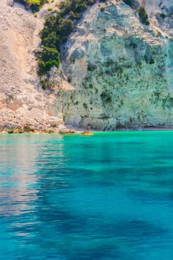 Büyük uçurumun dibinde açık mavi Denizi çevresinde.