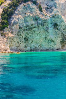 Büyük uçurumun dibinde açık mavi Denizi çevresinde.