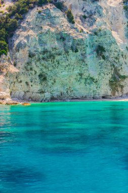 Büyük uçurumun dibinde açık mavi Denizi çevresinde.