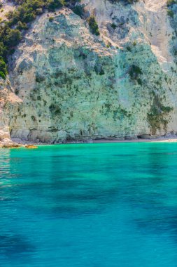 Büyük uçurumun dibinde açık mavi Denizi çevresinde.