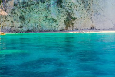 Büyük uçurumun dibinde açık mavi Denizi çevresinde.