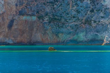 Büyük uçurumun dibinde açık mavi Denizi çevresinde.