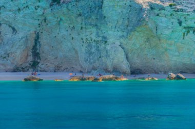 Deniz büyük uçurum, mavi su yüzeyi ile.