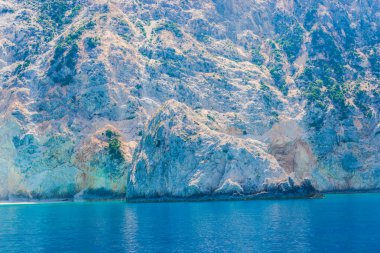 Deniz büyük uçurum, mavi su yüzeyi ile.