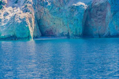 Deniz büyük uçurum, mavi su yüzeyi ile.