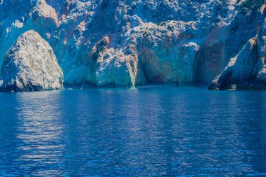 Deniz büyük uçurum, mavi su yüzeyi ile.