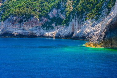 Büyük uçurum ve mavi su yüzeyi ile deniz manzarası.