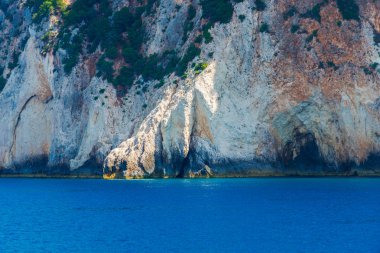 Büyük uçurum ve mavi su yüzeyi ile deniz manzarası.