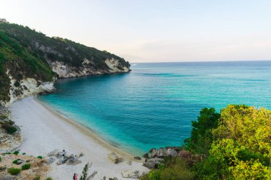 kumlu kıyı şeridi sahil ve mavi deniz su, güzel Akdeniz, Yunanistan