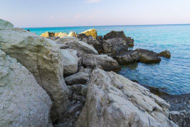 Deniz kıyısı mavi gökyüzü arka plan karşı taşlarla