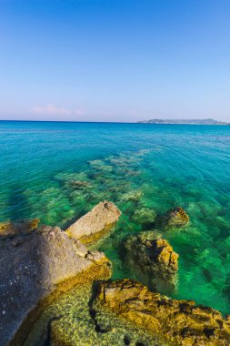 kayalık ada kıyı şeridi ve mavi deniz suyu 