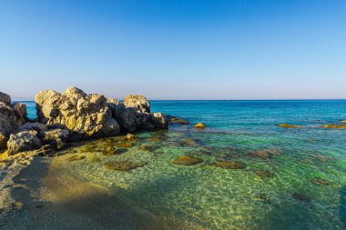 Deniz kıyısı mavi gökyüzü arka plan karşı taşlarla