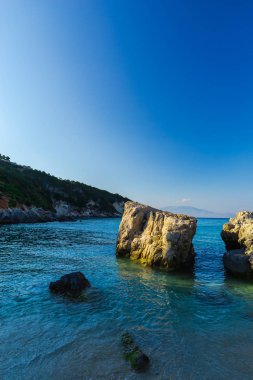 Deniz kıyısı mavi gökyüzü arka plan karşı taşlarla