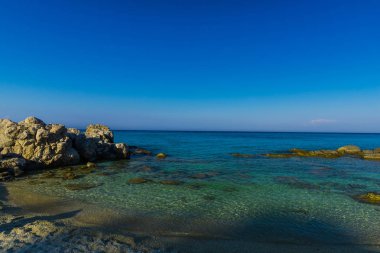 Deniz kıyısı mavi gökyüzü arka plan karşı taşlarla