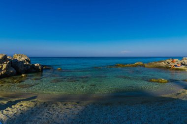 mavi okyanus su, tatil ve turist insanlar yaz 