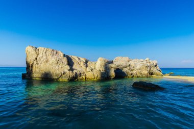 Deniz kıyısı mavi gökyüzü arka plan karşı taşlarla