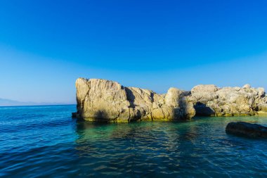 Deniz kıyısı mavi gökyüzü arka plan karşı taşlarla