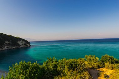 ağaç yaprakları ve mavi deniz suyu, yaz tatili 