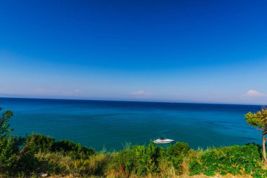 mavi deniz suyu ve kayan yat tekne 