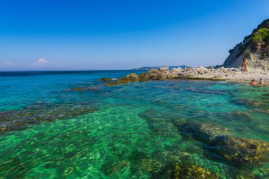 Zakynthos, Yunanistan - 31 Ağustos 2016: Açık deniz suyunun tadını çıkaran turistler.
