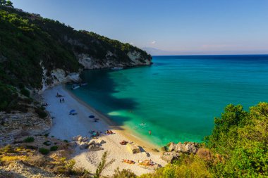 Zakynthos, Yunanistan - 31 Ağustos 2016: Açık deniz suyunun tadını çıkaran turistler.