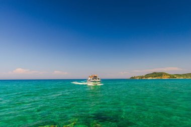 Kefalonia, Yunanistan - 11 Temmuz 2017: Fiskardo Körfezi'nde denizde tekne.