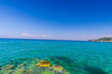 Turkuaz su ve taş ile deniz kıyısı