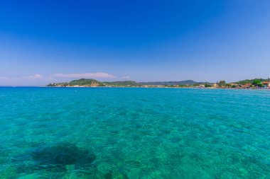 Turkuaz su ve taş ile deniz kıyısı