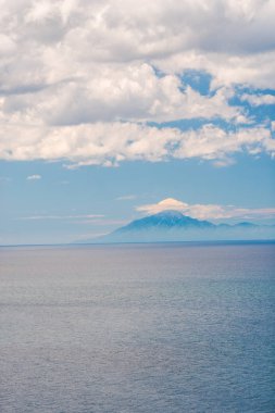 Arka plan üzerinde Dağları ile sakin deniz