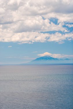 Arka plan üzerinde Dağları ile sakin deniz
