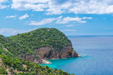 Turkuaz Akdeniz, Yunanistan ile kayalık uçurum.