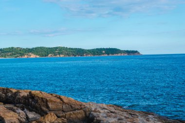 Deniz manzarası kayalık sahil ile