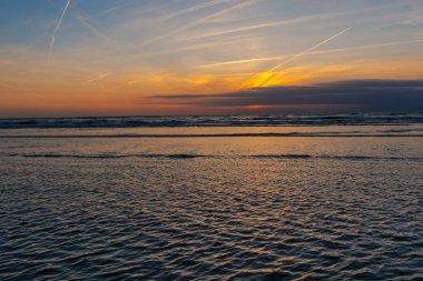 dalgalanma deniz su yüzeyi yukarıda gökyüzü günbatımı 