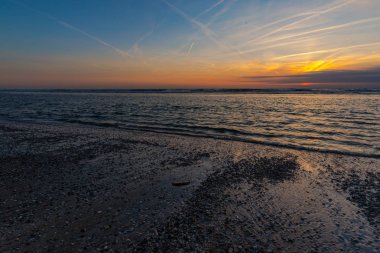 dalgalanma deniz su yüzeyi yukarıda gökyüzü günbatımı 