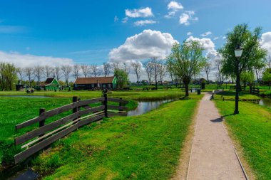 Rahat evler ve gölet ile Kırsal, bahar zamanı.
