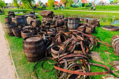 Kırsal kesimde kırık ahşap variller, Hollanda.