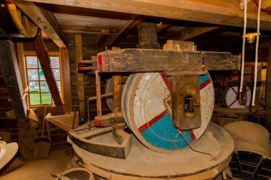 Taş, ahşap ve çelik eski millstone yapılmış.